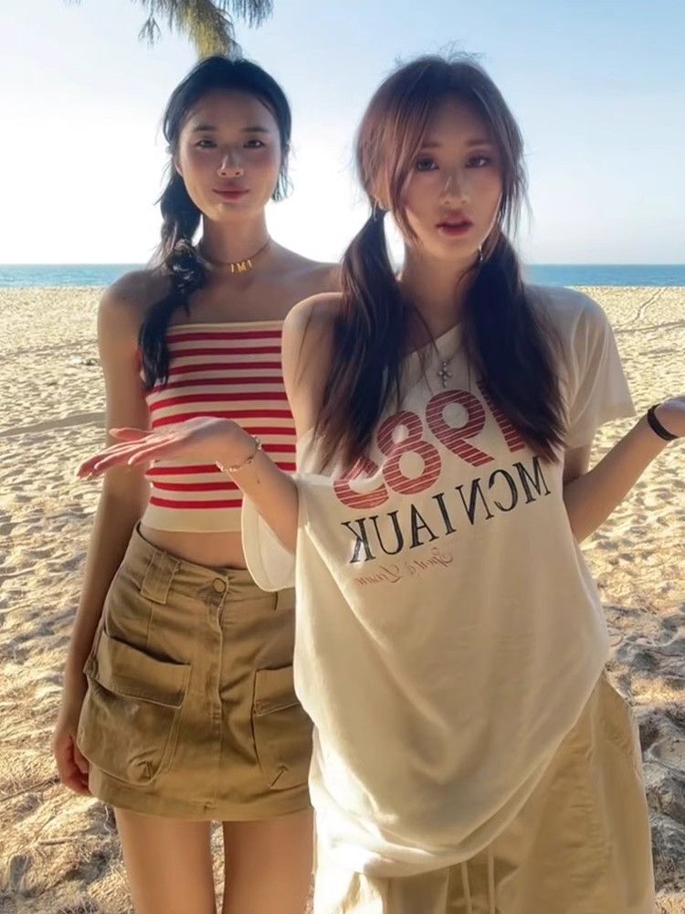 American retro style off-shoulder short-sleeved t-shirt for women, summer design, unique loose fit, sexy top.