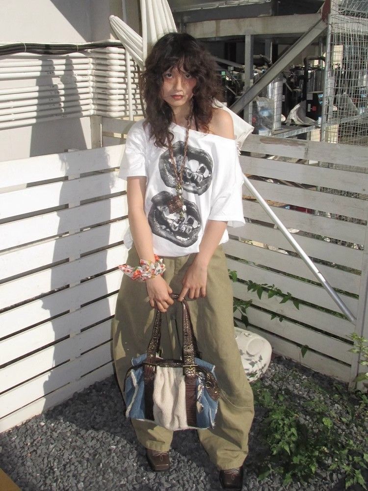 American retro style off-shoulder short-sleeved t-shirt for women, summer design, unique loose fit, sexy top.