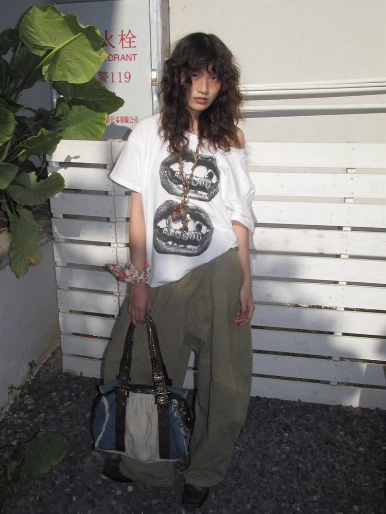 American retro style off-shoulder short-sleeved t-shirt for women, summer design, unique loose fit, sexy top.