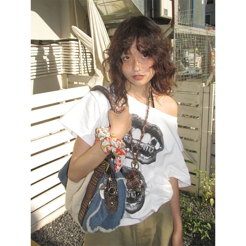 American retro style off-shoulder short-sleeved t-shirt for women, summer design, unique loose fit, sexy top.